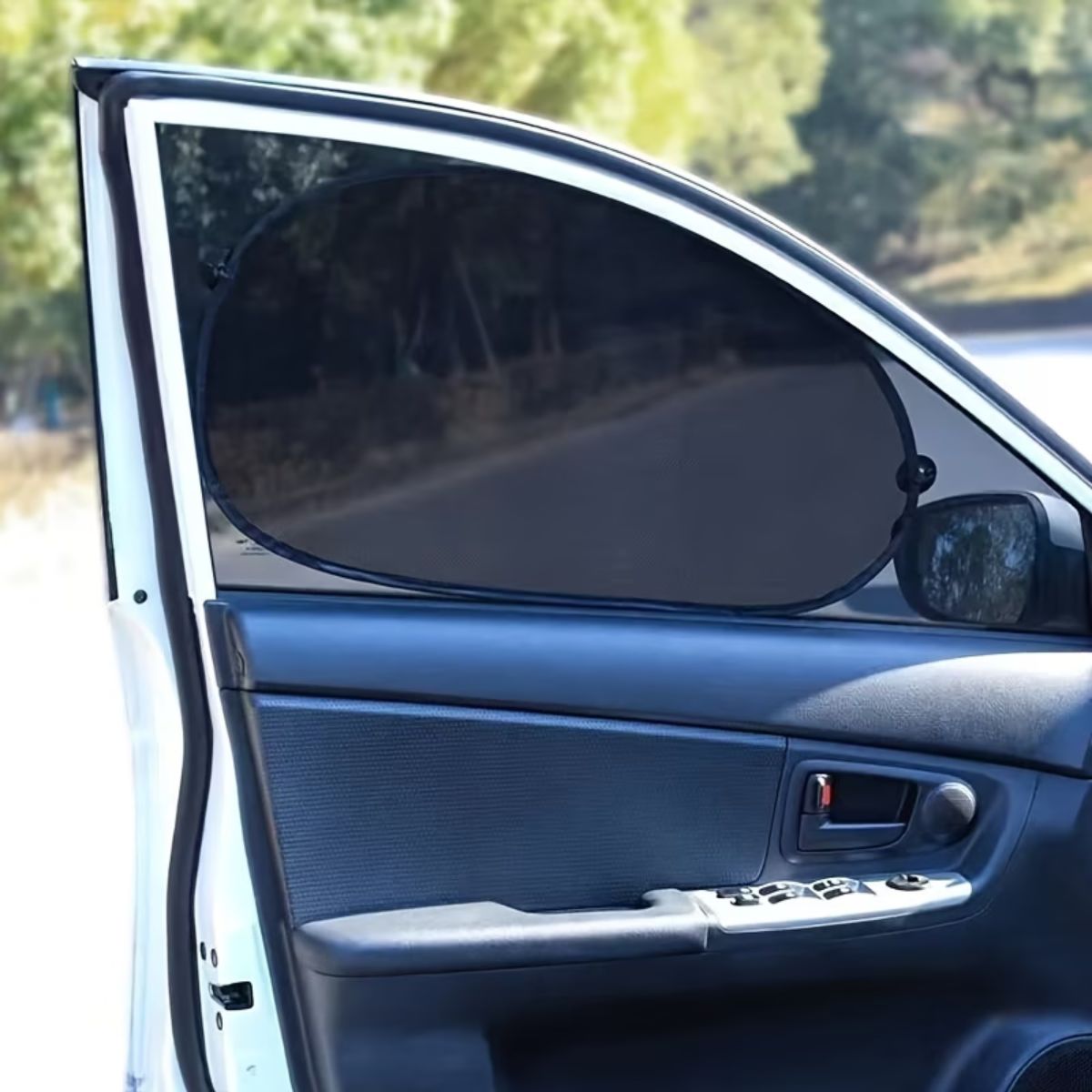 Auto zonnescherm zijruit bevestigd op achterportier
